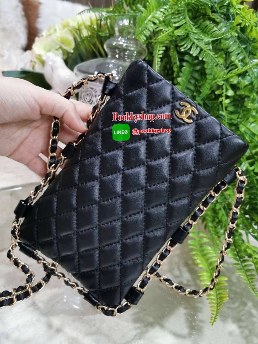 Don't Miss! Chanel Clutch Bag With Chain VIP Gift With Purchase (GWP) Limited พรีเมี่ยมกิ้ฟทรงเหลี่ยมขนาดกำลังดีวัสดุหนังนิ่มเดินเส้นลายตารางสวยอยู่ทรง เปิดปิดด้วยกระดุมแม่เหล็ก ด้านหน้าประดับโลโก้แบรนด์แต่งด้วยสายโซ่ร้อยหนัง ภายในโล่ง ใส่ iphone มือ