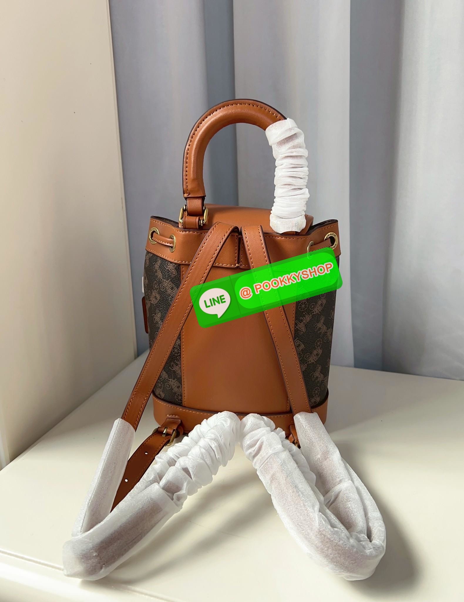NEW ARRIVAL! **สินค้าเข้าใหม่** COACH HARPER BACKPACK WITH HORSE AND CARRIAGE PRINT ((CAM31)) 🔖พร้อมส่งใหม่ล่าสุด! กระเป๋าสะพายมีหูหจับด้านบน ที่สามารถพกพาไปไหนมาไหนได้ตลอดเวลา หนังแท้อย่างดีนิ่มสวย((หนังไม่แข็งทื่อนะคะ))ตัวกระเป๋าปริ้นท์ลายรถม้าอ