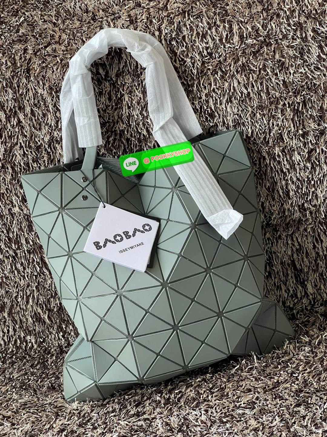 Baobao Issey Miyake 6x6 กระเป๋า Tote รุ่นนี้ถือว่าเป็นกระเป๋า Tote ไซส์กลางที่เหมาะกับการพกพาสิ่งของที่จำเป็นในทุก ๆ วัน มาพร้อมสายที่สามารถปรับได้ทั้งสองสาย และมีช่องใส่ของช่องเล็กด้านใน 1 ช่อง จุของได้เยอะแถมยังทนทาน ใช้เป็น Everyday Bag ได้เลยคะ พกพาสะ