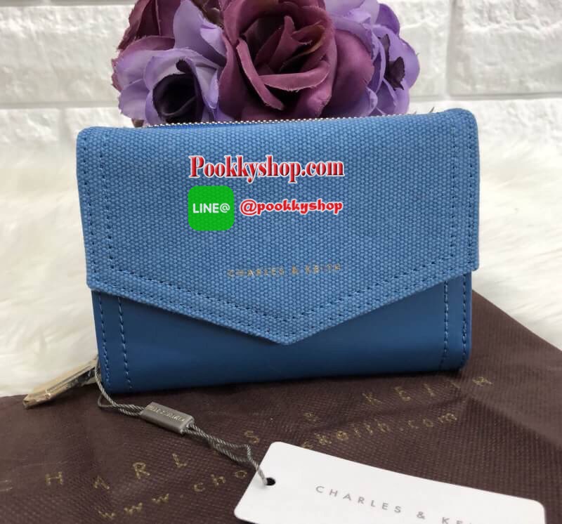 New!!! CHARLES & KEITH SMALL ENVELLOPE WALLET BAG สีออกใหม่ปี 2018 โลโก้ อะไหล่ทองค่ะ!!! พร้อมส่งสินค้าเข้าใหม่ค่ะ!!! กระเป๋าสตางค์ใบสั้น ขนาดกำลังดี หนังเรียบ ด้านหน้าปั้มโลโก้แบรนด์ เปิดปิดช่องหลักแบบแม่เหล็ก ด้านในมีช่องใส่บัตรได้ถึง15 ช่อง เยอะมากค่า