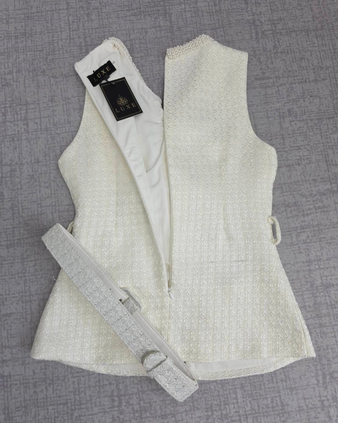 เสื้อแฟชั่น เสื้อแขนกุด ทรงเข้ารูป ชายเสื้อยาวปิดสะโพก มาพร้อมเข็มขัดผ้าในตัว