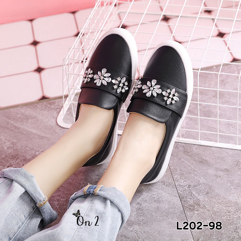 แบบใหม่ รองเท้าผ้าใบหนัง งานแฟชั่นสไตล์แบรนด์คู่นี้หนังนิ่มนะจ๊ะ ทรงสวยหน้าประดับคลิสตัลรูปดอกไม้ด้านในนิ่ม ใส่สบายพร้อมส่ง2สี