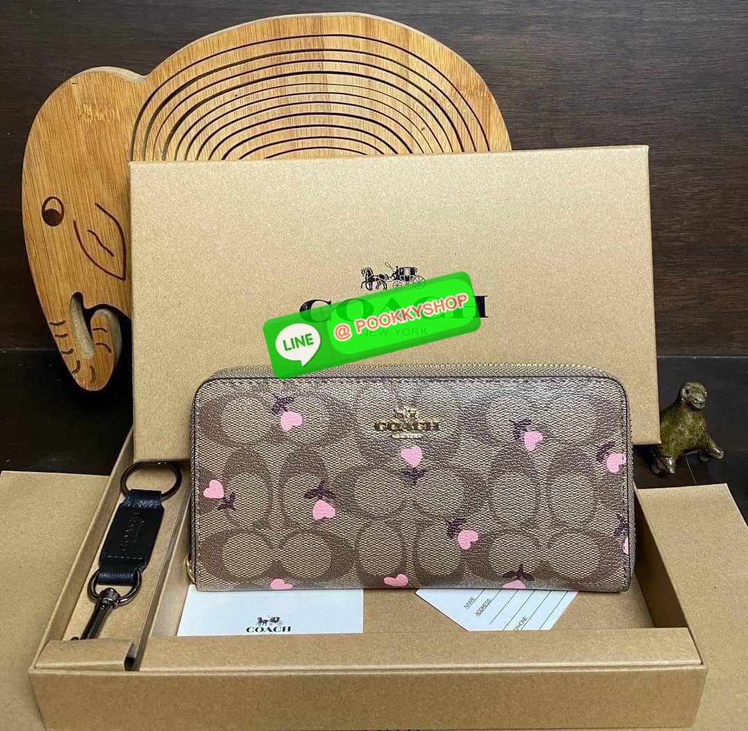 COACH ACCORDION ZIP WALLET IN SIGNATURE CANVAS กระเป๋าสตางค์ใบยาว ซิปรอบ ใช้งานง่าย ด้วยฟังค์ชั้น ด้านใน ใส่บัตรได้จุใจ มีช่องซิปใส่เหรียญตรงกลาง โดนใจหลายๆคนไปเรียบร้อยและคลาสสิค เรียบหรูดูแพงตลอดกาล ยกให้รุ่นนี้เลย