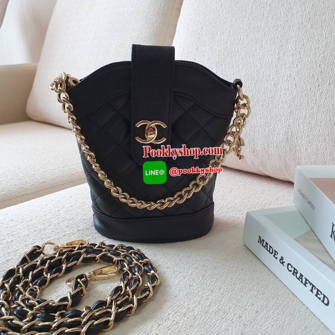 CHANEL VIP GIFT CROSSBODY BAG งาน CHANEL VIP GIFT ของแท้ 100% จากเคาเตอร์แบรนด์ CHANEL ทรงสวย ขนาดกำลังดี วัสดุหนัง CAVIER PU เปิดปิดด้วยกระดุมหน้าแบบบิดปลอดภัยหายห่วง ด้านในมีซิปอีกชั้น อะไหล่ทอง หัวซิปปั้มแบรนด์ ด้านในใส่โทรศัพท์ได้ทุกรุ่น พร้อมของจุกจิ