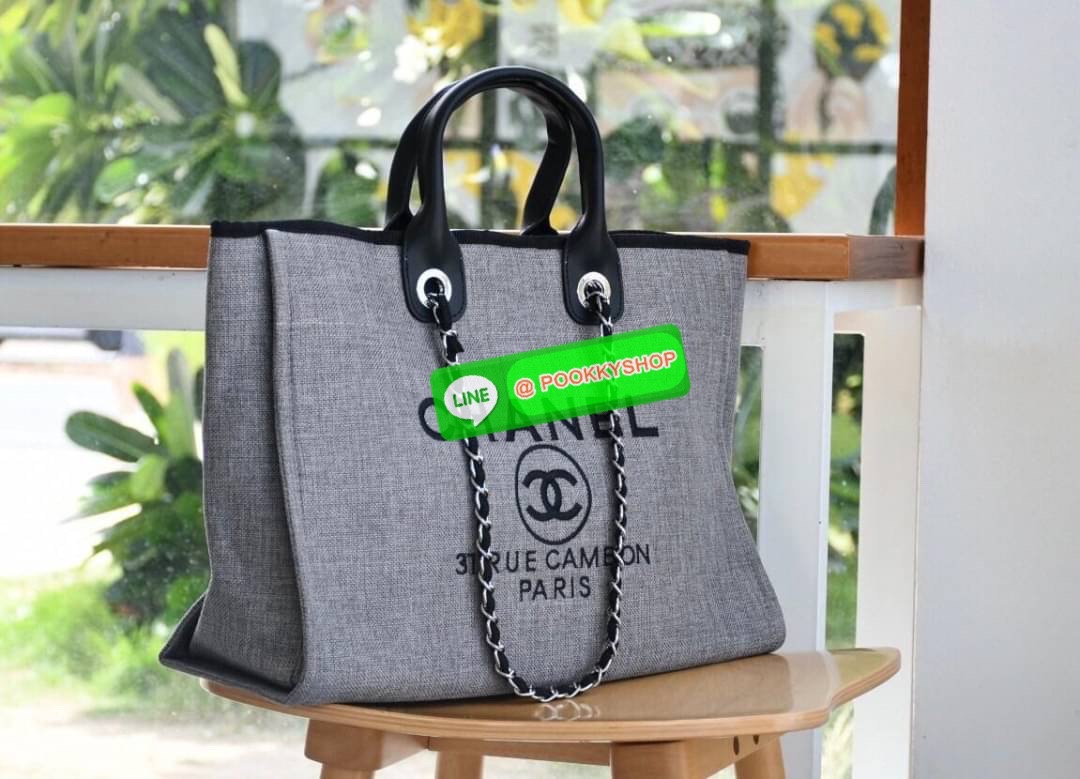 premium gift Chanel Tote canvas จากแบรนด์ Chanel กระเป๋าสะพาย Chanel Tote canvas โลโก้ปักกระเป๋าทรง Tote ผ้า canvas เนื้อหนาอย่างดีมีซับใน ด้านหน้าปักโลโก้ไข่มุกแบรนด์หรู หูจับมี 2 แบบคือ แบบสายหนัง และ โซ่ สามารถสะพายไหล่ได้คะ ใบใหญุจุของคุ้ม แต่น้ำหนักเ