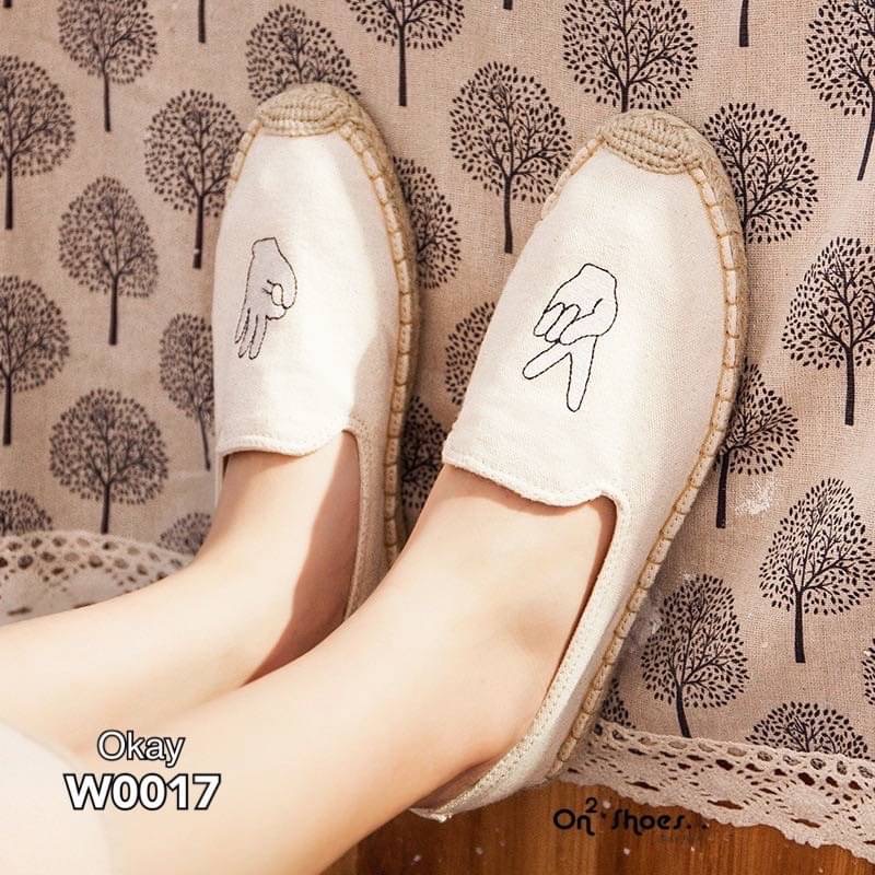 งานมาใหม่พร้อมส่ง คัชชูผ้าใบแคนวาสขอบปอเกาหลี งานดี ทรงสวย ใส่ออกมาดูดีมากค่ะรุ่นนี้ใส่ได้กับทุกชุด จะกระโปรง หรือ กางเกงก็เอาอยู่ค่ะ งานกล่องเกรดดีพื้นกันลื่น