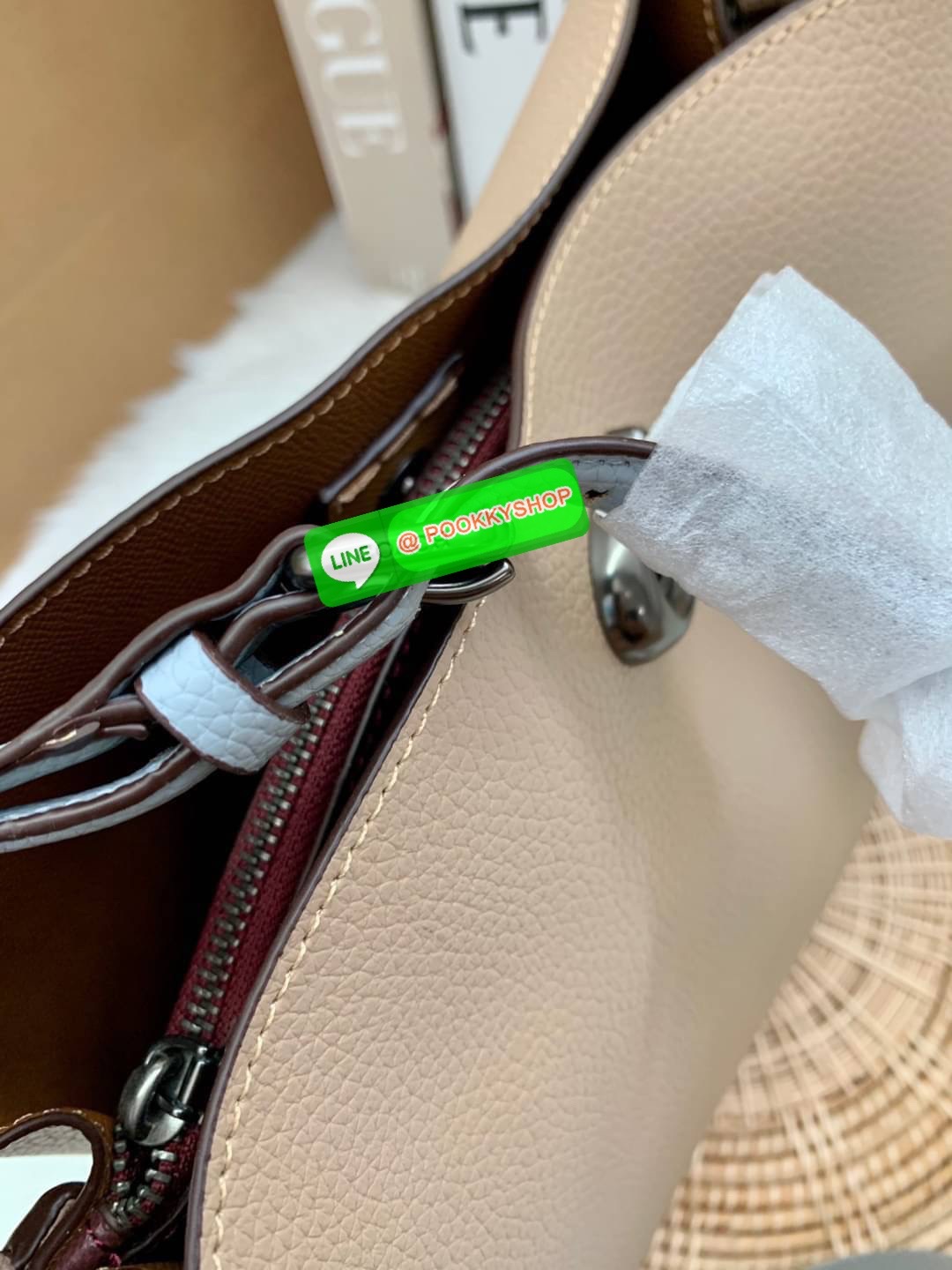 COACH WILLOW SHOULDER BAG ((C2745//C2590//C2621)) พร้อมส่ง ไม่ให้หลงรักยังไงไหว 🔺กระเป๋าหิ้ว//คล้องไหล่//สะพายข้าง สุดคุ้ม! หนังแท้ชั้นดีที่สุด ได้ไปหลงรักแน่นอนค่ะ หนังสวยมากๆ 🔺ตัวกระเป๋าแบ่งเป็นสองช่องหลัก ด้านนึงเป็นแบบหมุนล็อค//อีกด้าน