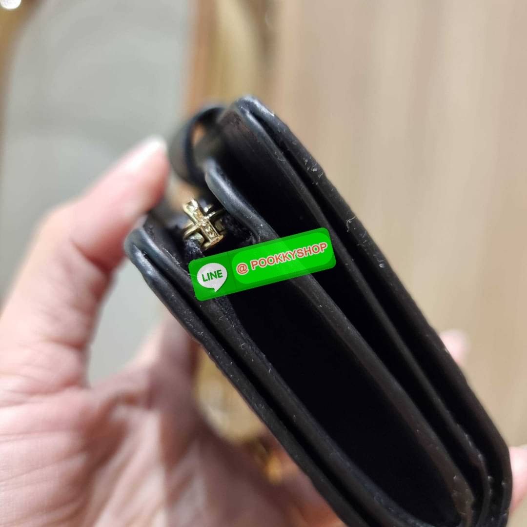 COACH C5896 MEDIUM CORNER ZIP WALLET IN SIGNATURE LEATHER คอลเลคชั่นใหม่งานหรู งานดูแพง จัดให้เลย!! กระเป๋าสตางค์ใบกลาง ดีไซน์ใหม่ สุดหรู แค่เห็นก็ต้องเลิฟ ถือใช้ขับผิวทุกสี วัสดุหนังแท้ปั๊มลายนูนสวยคม ภายในมีช่องใส่บัตร ใส่ธนบัตรได้ครบ และมีช่องซิปแยก ใบ