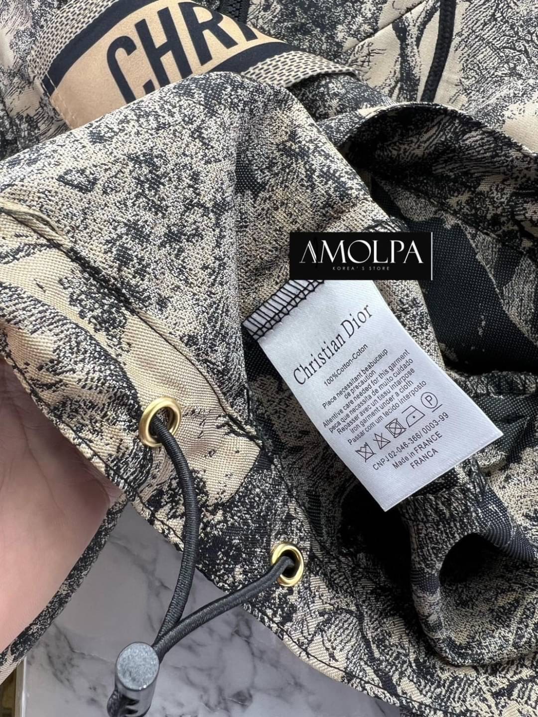 SET HOOD DIOR Classic Original 2023SS ตัวเสื้อเป็นเสื้อคลุมมีฮู๊ดดด มาพร้อมกระโปรงจีบรอบทรงสวย สวยเด่น ผ้าใส่สบายมากกกก เนื้อผ้าดีมากๆค่ะค๊าลูกค้า ใส่แล้วไม่ร้อนระบายความร้อนได้เป็นอย่างดีเลย ผ้าเย็นๆ ใส่สบายสุดๆ แมทซ์กับอะไรก็สวย เข้ากันได้ดี ป้าย Tag DI