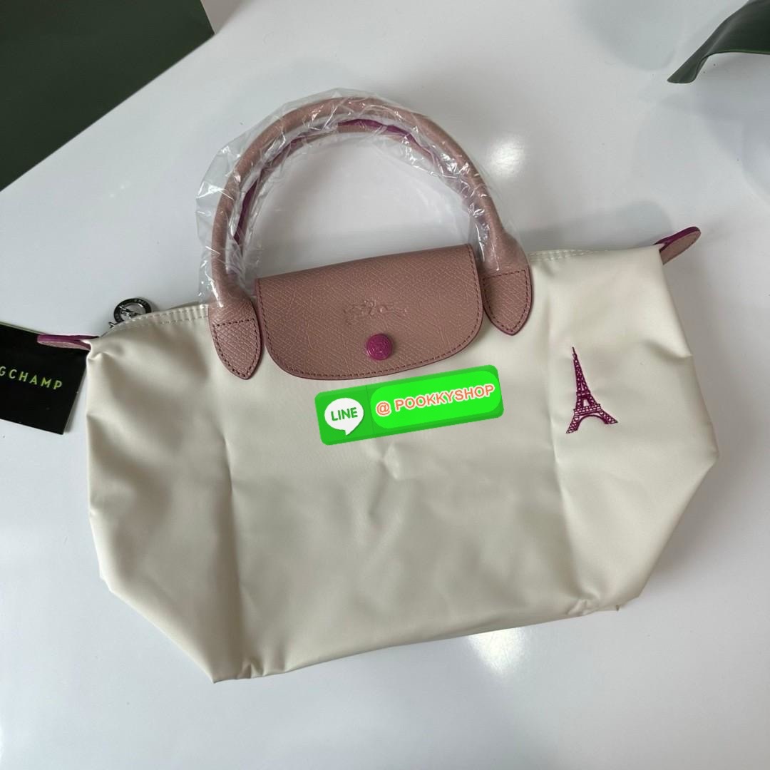 Longchamp Le Pliage Eiffel Tower Tote Bag S 🔖 Collection ใหม่ล่าสุดโดดเด่นด้วยลายปักหอไอเฟลขนาดกระทัดรัดจุของได้เยอะ 🔖วัสดุ : ไนลอนกันน้ำ 🔖เปิด-ปิด ด้วยฝาปิดกระดุมแป๊กมีซิปปิดด้านบน ภายในช่องโล่งกว้างสามารถใส่ iPad ได้ มีช่องแยกด้า