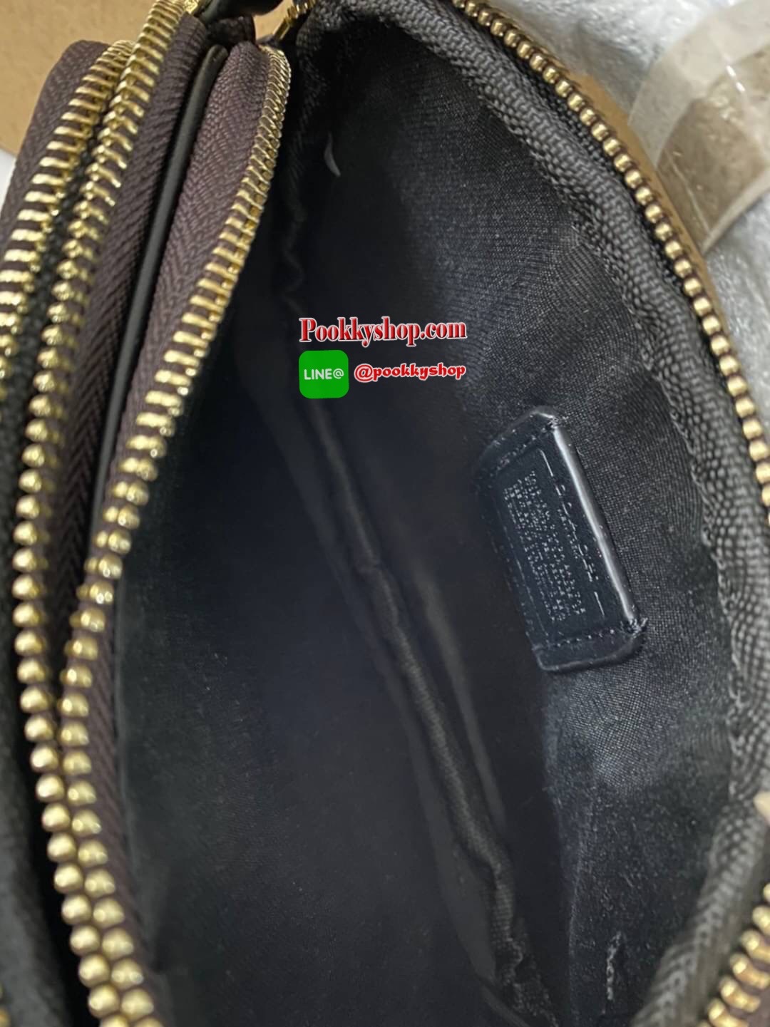 กระเป๋าสะพาย COACH เปิด - ปิดกระเป๋าด้วยซิป มีช่องใส่ของ 2 ช่องใหญ่ ด้านในมีช่องใส่ของ 1 ช่อง