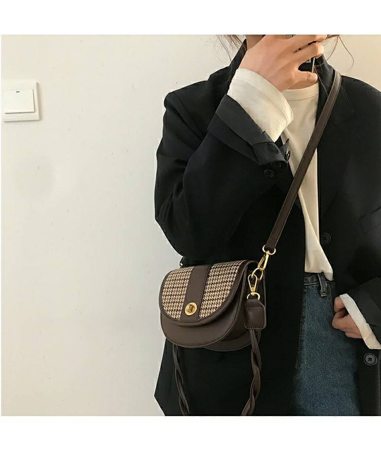 รุ่นใหม่ พร้อมส่ง!!!!!!! Shot bag สไตล์เอิร์ธโทนอีกหนึ่งรุ่น หนังคุณภาพดี ดีไซน์น่ารัก แถมสายสะพายให้2เส้น ถอดสายออกได้ทั้งคู่ เลือกใช้งานได้ตามชอบเลย