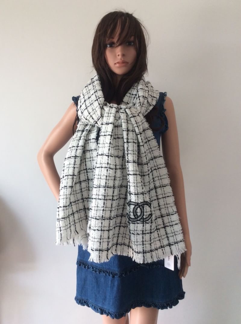 ราคานี้หาซื้อที่ไหนไม่ได้แล้ว พลาดแล้วจะเสียใจพูดเลยยคร้าา!! ของถูกและดีมีที่ร้านนี้จริงๆค่ะ Brand: CHANEL New ARRIVAL ผ้าคลุมไหล่ ผ้าพันคอ CHANEL คอเลคชั่นใหม่ปี 2018 ผ้า wool เนื้อดี เนื้อหนา นุ่ม ทอลาย ปักรูปสัญลักษณ์แบรนด์ ลายคมชัดค่ะ หนาวนี้ห้ามพลาดน