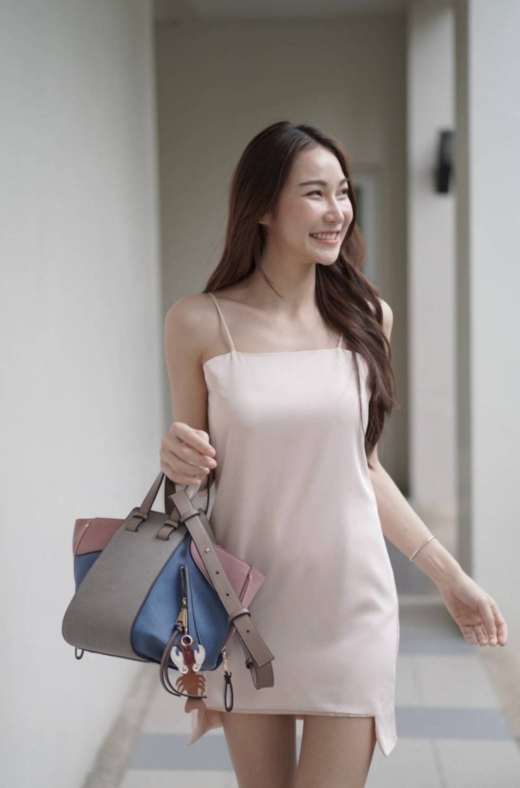 มาอีกรอบละจร้าาา Hammock รุ่นนี้ถามกันไม่เลิก เลยตั้งใจผลิตมาอีกครั้ง สวยๆทุกสี งายดีสวยเนี๊ยบทรงแป๊ะมาก พิเศษ..เลยจร้า แถมฟรี !! ตัวห้อยกุ้งน้อย เพิ่มความโดดเด่นขึ้นไปอีก ... งานนี้รับรองไม่ผิดหวัง ดีเทลรายละเอียดสวยมาก