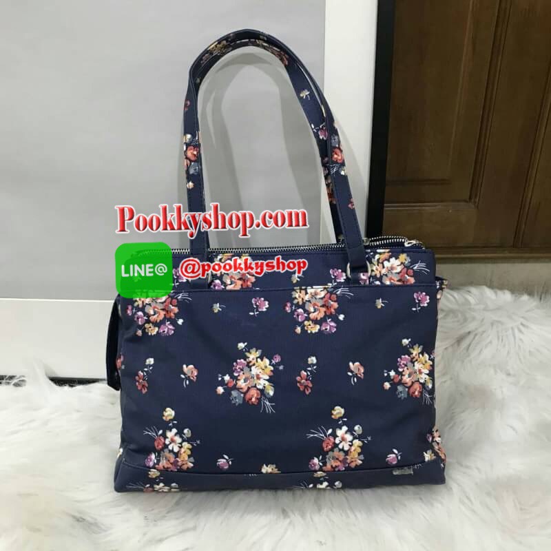 Cath kidston multi pocket tote bag มองหากระเป๋าสะพายไหล่อยู่ไหมคะ ใบนี้ตอบโจทย์เลยค่ะ ขนาดกำลังดี สะพายไหล่ได้พอดีไม่รั้งแขน แถมมีหลายช่อง มีซิปมิดชิด นับว่าเป็นใบที่สะดวกในการใช้งานมากๆค่ะ ช่องหลักบุผ้าลายเดียวกับด้านนอกอย่างดีค่ะ สามารถใส่ไอแพด และสมุดโ