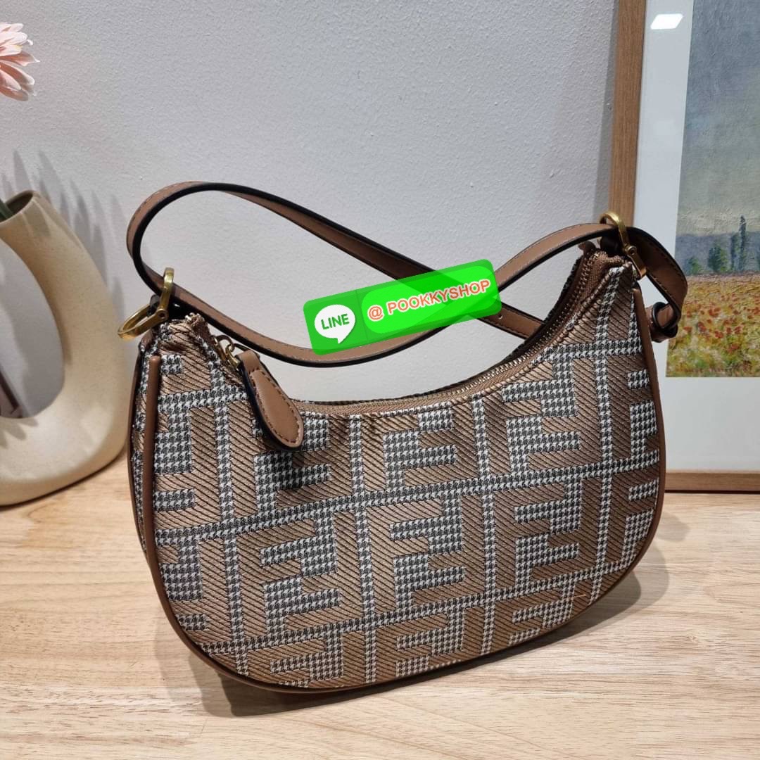 FENDI MONOGRAM CROSSBODY HOBO BAG กระเป๋าสะพายข้างใหม่ล่าสุด ดีไซน์ลวดลายรอบใบ มี texture โดดเด่นน่าใช้ ดูหรูและคลาสสิคในตัว ก้นกระเป๋าตกแต่งอะไหล่ font สีทองหรูหรา มาพร้อมสาย 2 แบบ สำหรับคล้องแขน และสายครอสบอดี้ วัสดุผ้าแคนวาสทนทาน เปิด-ปิดด้วยซิป ภายในเ