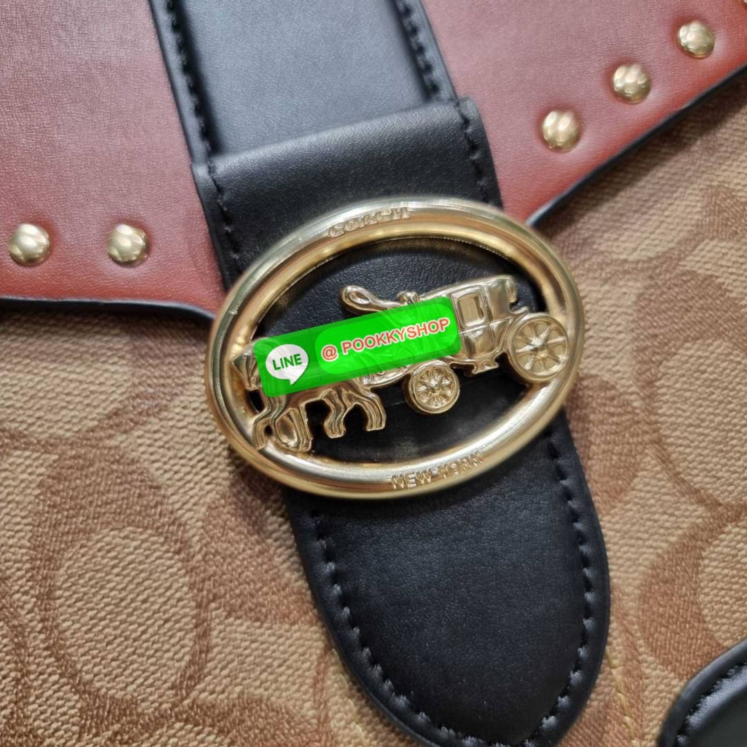 COACH C3593 GEORGIE SADDLE BAG IN COLORBLOCK SIGNATURE CANVAS WITH RIVETS ยกระดับความหรูให้กับตัวเองกันหน่อย ด้วยกระเป๋ารุ่นนี้!! ครอสบอดี้ที่ดีไซน์หรู อัพเลเวล ในราคาที่จับต้องได้ วัสดุหนังแคนวาสเคลือบสลับหนังเรียบ พิเศษไปอีกตกแต่งขอบด้วยหมุด เพิ่มดีเทลก