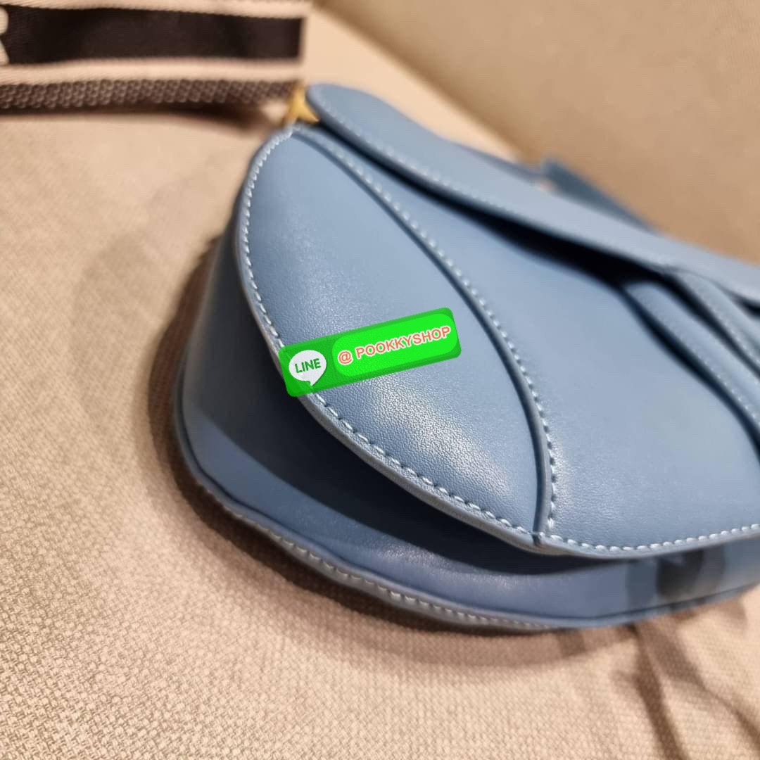 CD SADDLE BAG CALFSKIN กระเป๋าสะพายข้างพรีเมี่ยมกิ๊ฟ ทรงสวยไม่ซ้ำใคร กิมมิคในตัว ดูแพง ไซส์ใหญ่ ดีไซน์ย้อนยุค เป็นเอกลักษณ์สวยทุกแบบ เปิด-ปิดด้วยกระดุมแม่เหล็กซ่อน ใช้งานง่ายมากๆ ภายในเป็นช่องโล่ง มีช่องซิป วัสดุหนังลูกวัวฟอกสี ใส่ของสำคัญได้เลย หมดห่วง ม
