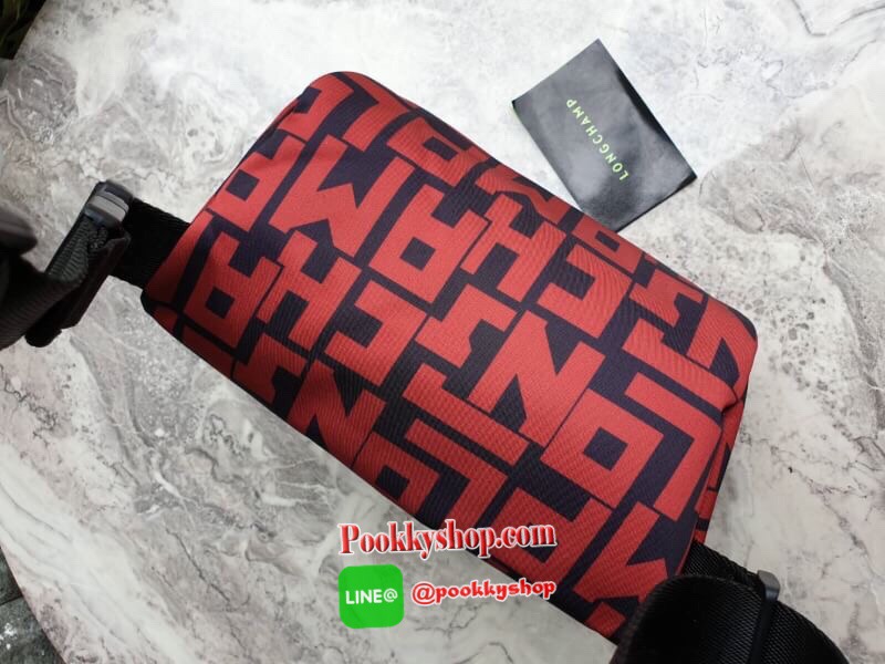 Longchamp Le Pliage Graphic Nylon Belt Bag กระเป๋า คาดอก / คาดเอว ลายกราฟฟิก วัสดุเนื้อผ้า Nylon Canvas เคลือบกันนำ้ ตัดด้วยหนังแท้ที่มีน้ำหนักเบา มี 2 ช่องซิปสะดวกใช้ ดีไซน์เรียบง่ายแต่เต็มไปด้วยความคลาสสิก ที่จับหัวซิปปั้มแบรนด์ จุของได้เยอะ ใบนี้แนะนำเ