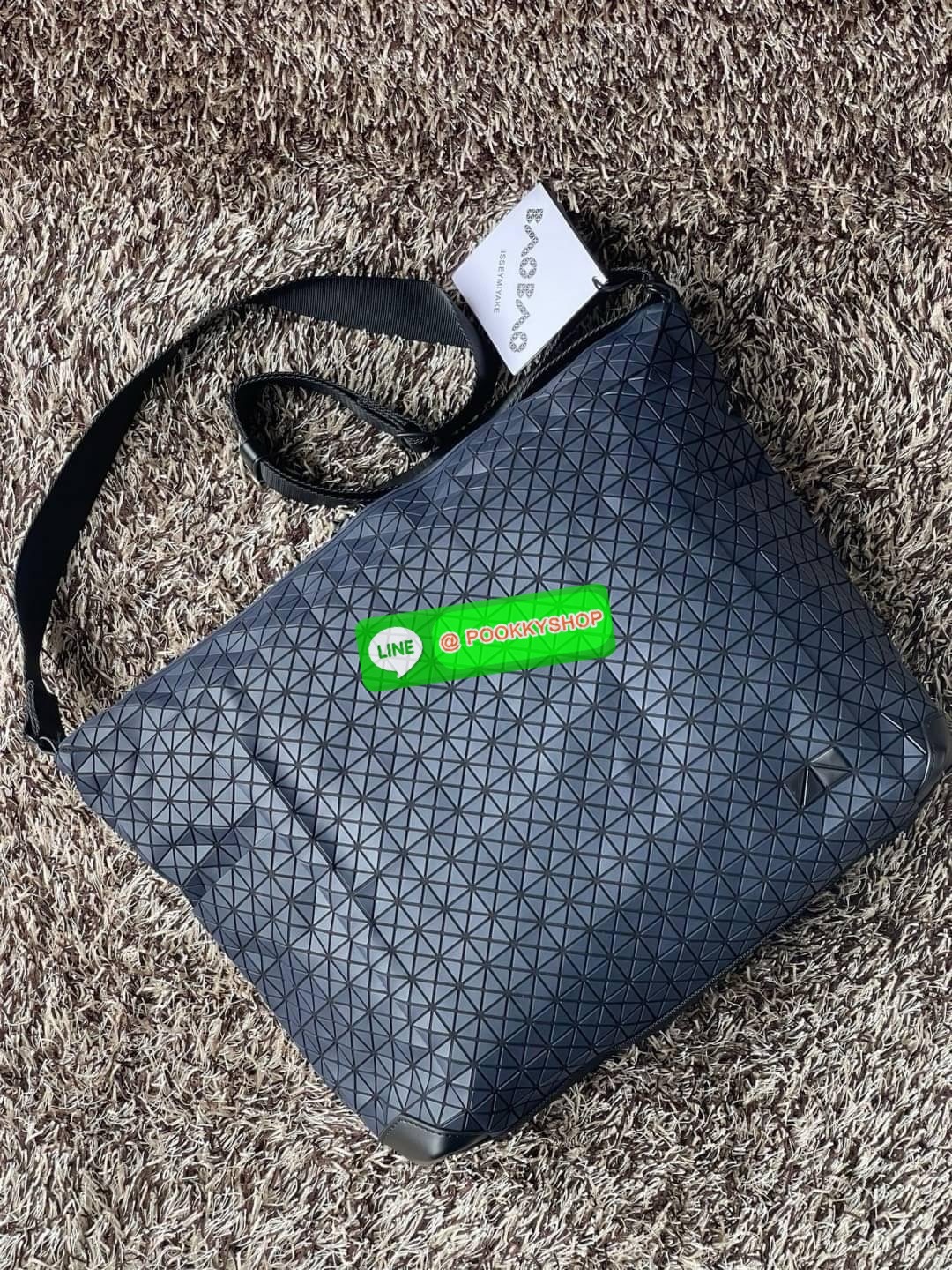 Baobao Issey Miyake Large Messenger Bag เป็นทรงกระเป๋าที่ได้รับความนิยมอย่างมาก เนื่องจากมีขนาดกำลังดี พกพาสะดวกและมีดีไซน์หลากหลาย สามารถใส่ได้ทั้งเอกสาร, สมาร์ตโฟน, โน้ตบุ๊ก หรือแม้แต่ของจุกจิกอื่น ๆ เหมาะสำหรับการใช้งานในชีวิตประจำวันเป็นอย่างมากค่ะ นั