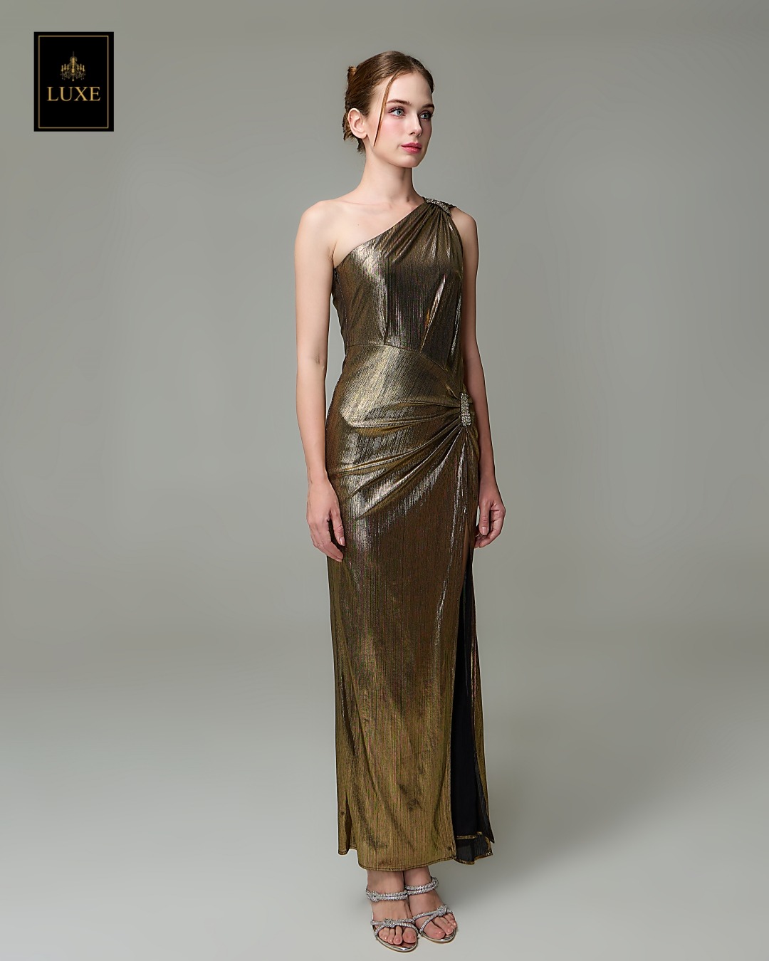 เดรสแฟชั่น แม็กซี่เดรสเสื้อไหล่เดียวทรงเข้ารูป มีผ้าเครปด้านหลัง กระโปรงทรงสอบผ่าหน้าขา