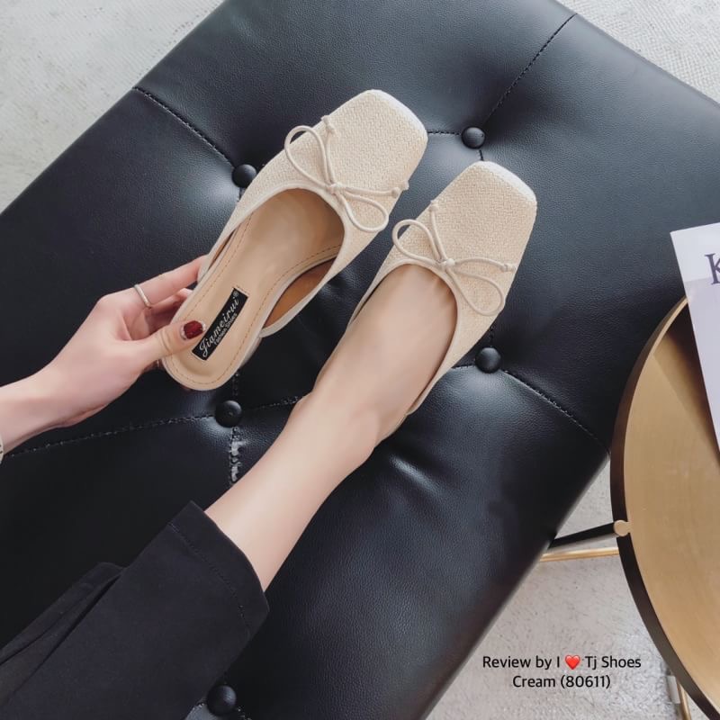 พร้อมส่ง รองเท้านำเข้าที่สวยเกร๋สุดๆ รุ่นนี้ใช้วัสดุเกรดพรีเมี่ยมคุณภาพดีมาก สวมใส่ง่าย เรียบเกร๋ดูดีมาก ใส่แล้วสวยเป๊ะ แถมใส่ได้ตลอดไม่มีเอ้าท์ ของจริงสวยมาก สวยตรงปกแน่นอน เพราะร้านถ่ายรูปจากสินค้าจริง เป็นรุ่นที่แนะนำ รีบสั่งด่วนๆเลยจร้า ช้าหมดอดเกร๋น่