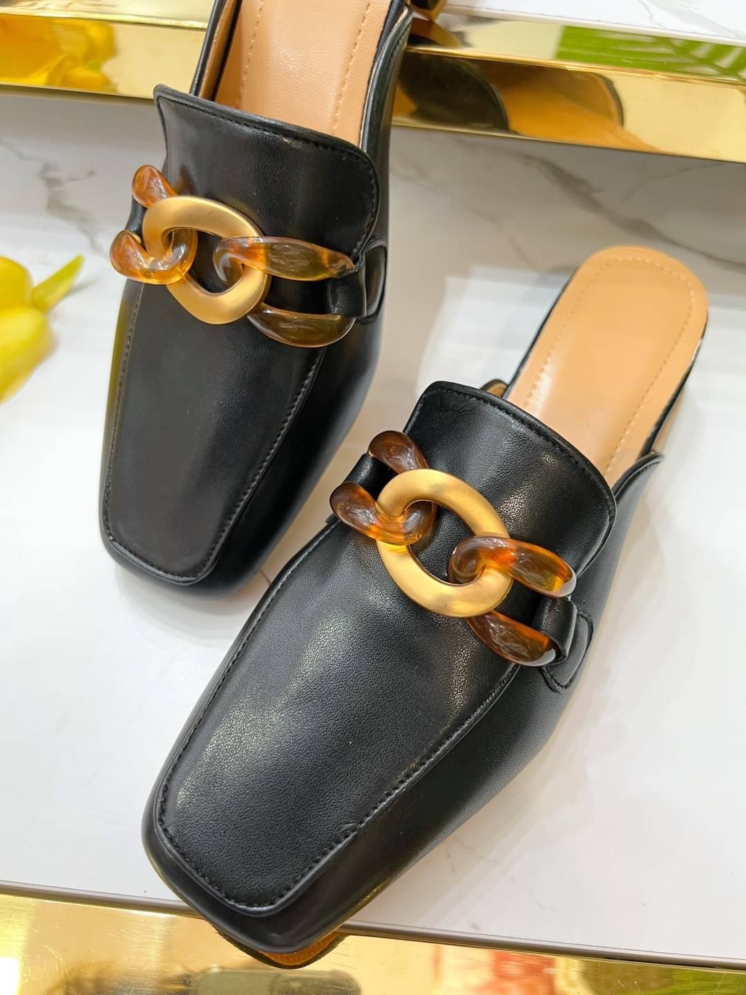 𝙉𝙀𝙒 𝙉𝙀𝙒 ‼️ รองเท้าสไตล์เกาหลีเกาใจมาแล้วทรงนี้เป็นทรงที่ทุกคนต้องมี คลาสสิครุ่นนี้น่ารักมาก ทรงหัวตัดมีความโซ่อะไหล่ทองคาดส้นไม่สูงพื้นนิ่มใส่สบายคู่นี้แมทช์กับเสื้อผ้าง่าย