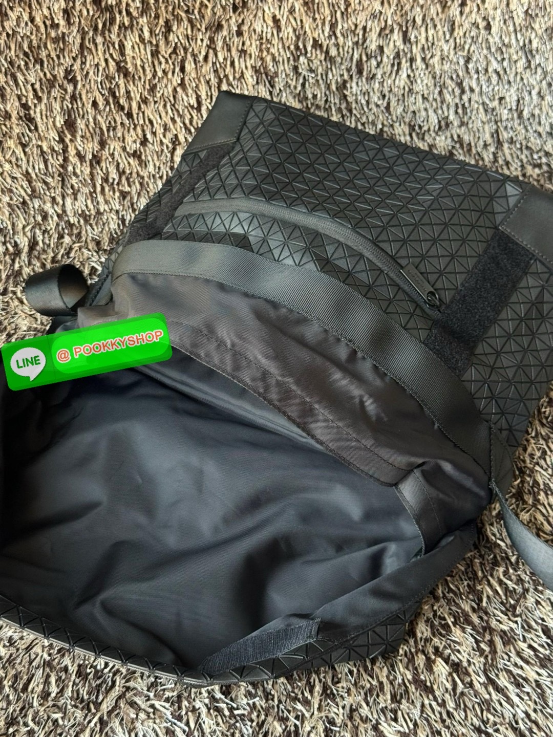 💕Baobao issey miyake Sling shoulder bag ดีไซน์เอกลักษณ์เฉพาะตัว ใส่ของได้เยอะ ช่องกระเป๋าเป็นระเบียบ โดยโดดเด่นด้วยแผ่นรูปสามเหลี่ยมอันเป็นซิกเนเจอร์ในการจัดเรียงสลับกัน รุ่นนี้ยังมีจุดเด่นในเรื่องคุณสมบัติการใช้งาน ภายในมีช่องบุหนาสำหรับใส่โน้ตบุ