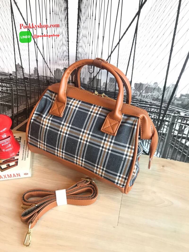Anello check pattern mini 2 way Boston คอลเลคชั่นใหม่ล่าสุด!!ของรุ่น2way mini boston วัสดุผ้าแคนวาส ลายสก็อต และขอบบนล่างและด้านหลัง ลายสก็อตต้อนรับปลายปีที่ดูมีสีสันชวนหลงใหล รูปแบบและดีไซน์ยังคงใช้งานได้ดีเหมือนเดิม ราคาสุดคุ้มโดนใจห้ามพลาดนะคร้า!!