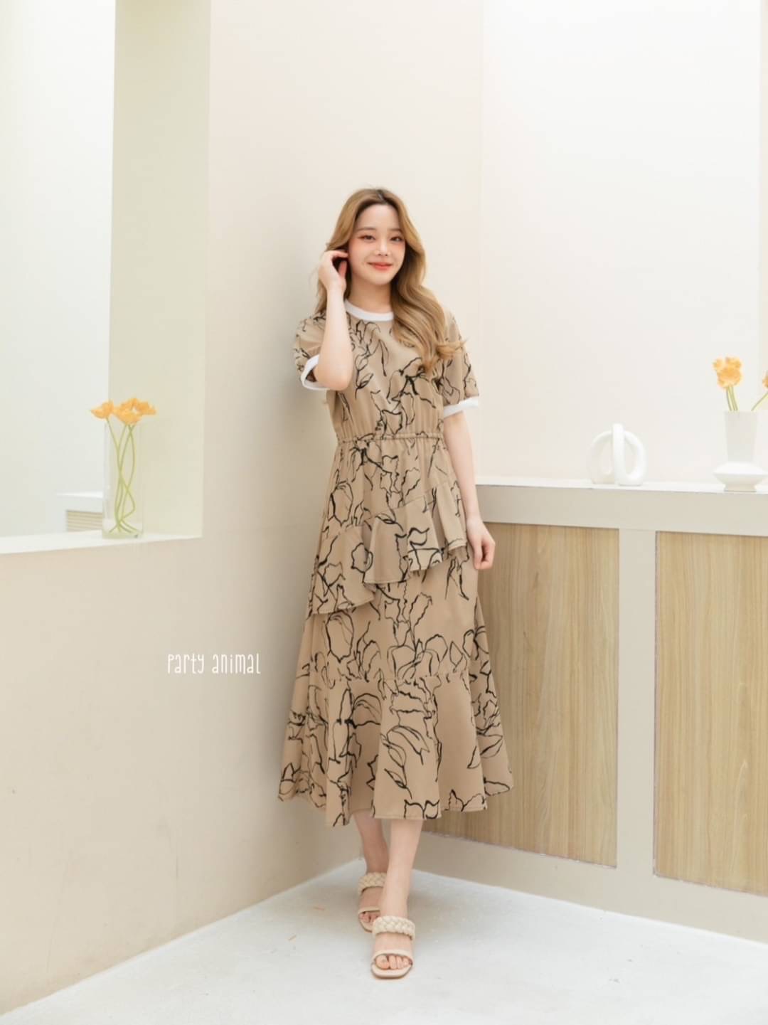 Maxi dress ทรงคอกลมเอวยางยืด ต่อชายกระโปรงหางปลาสวยค่ะ ด้านหน้าดีไซน์แต่งระบายเฉียงเล็กๆช่วงกระโปรง เนื้อผ้าโพลีเอสเตอร์พริ้วๆนุ่มใส่สบาย งานมีซับในกระโปรง ซิปหลัง มาพร้อมเชือกผูกเอวค้า 2ลาย