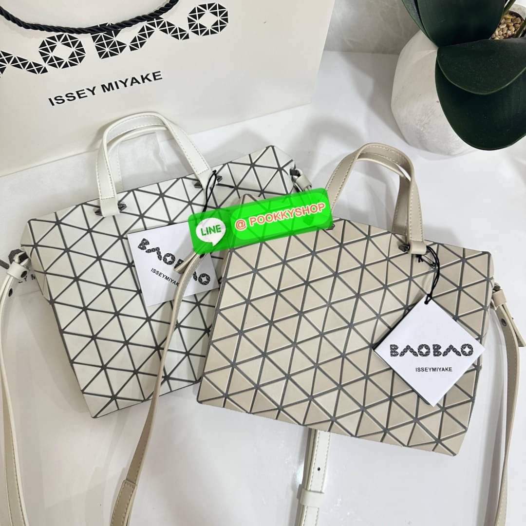 Bao Bao issey Miyake Tonneau Small Matte Bao Bao Issey Miyake รุ่น TONNEAU (ทอนโนะ) กระเป๋าทรง Boston Bag ที่โดดเด่นด้วยลายแพทเทิร์น 3 เหลี่ยมด้านเท่าเรียงต่อกัน ทำให้กระเป๋าใบนี้มีความโดดเด่นทั้งในเรื่องของดีไซน์ที่ทันสมัย และการใช้งานที่ครบทุกฟังก์ชั่น