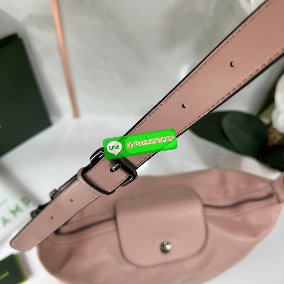 LONGCHAM LE PLIAGE XTRA Hobo bag M กระเป๋าสะพายไหล่ HOBO ออกแบบเพื่อให้ดูเรียบหรูหรา มีความสง่า รูปทรงเก๋ไก๋ วัสดุหนังแกะนิ่มมือ สายสะพายไหล่ปรับระดับได้และถอดออกถือได้ เปิด- ปิด ด้วย ซิป ภายใน ช่องโล่งกว้าง มีช่องซิปแยก ใบใหญ่สามารถใส่ของได้เยอะคะ