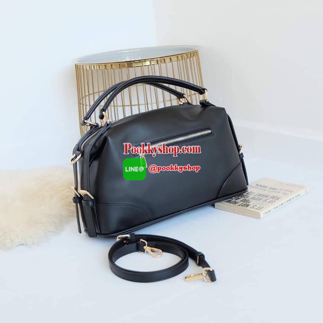 KEEP รุ่น ‘ Ella ‘ bag 📌ทรง Pillow ( ทรงหมอน ) ที่สาวๆ ถามหา กลับมาแล้วค่า พร้อมฟังก์ชันจัดเต็มเหมือนเดิม ใบนี้ Size L นะคะ ใส่ กระเป๋าสตางค์ยาวได้ ใส่ไอแพดได้ ใครต้องการกระเป๋าที่ใช้ได้ทุกวัน ใส่ของครบ แอดมินแนะนำใบนี้เลยค่า สวย คุ้มแน่นอน