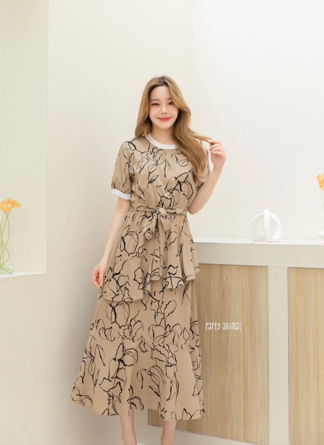 Maxi dress ทรงคอกลมเอวยางยืด ต่อชายกระโปรงหางปลาสวยค่ะ ด้านหน้าดีไซน์แต่งระบายเฉียงเล็กๆช่วงกระโปรง เนื้อผ้าโพลีเอสเตอร์พริ้วๆนุ่มใส่สบาย งานมีซับในกระโปรง ซิปหลัง มาพร้อมเชือกผูกเอวค้า 2ลาย