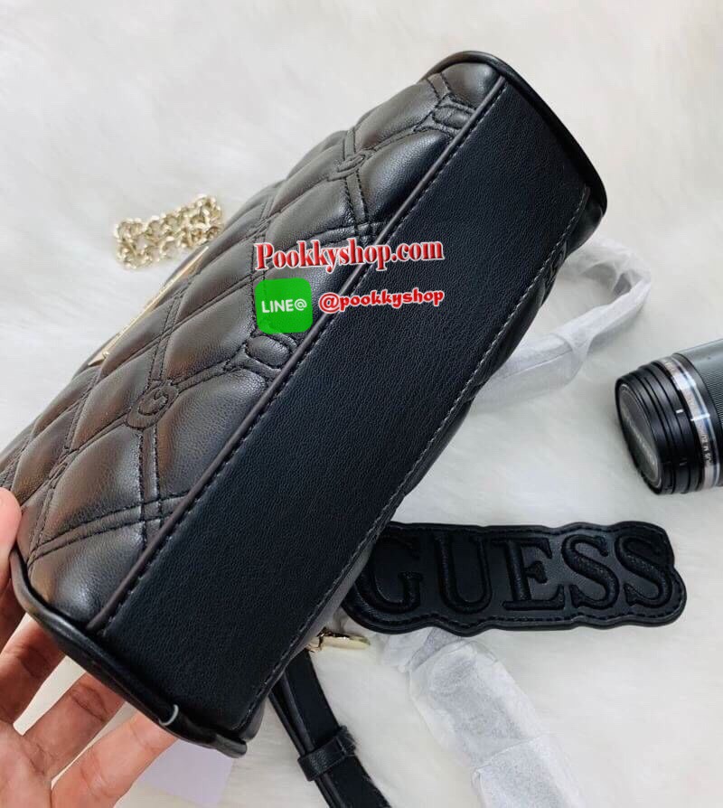 New arrival !! GUESS CROSSBODY// SHOULDER BAG กระเป๋าสะพาย วัสดุหนังเดินด้ายแบบนวม เย็บลายแบรนด์ หนังนิ่มมือดีมากๆค่ะ ด้านหน้าตืดแผ่นโลโก้แบรนด์มาให้ มีช่องซิปหลักให้2ช่อง สามารถใส่กระเป๋าสตางค์ใบสั้นได้;มือถือได้ทุกรุ่น มีช่องซิปใส่ของจุกจิก พร้อมช่องเสี