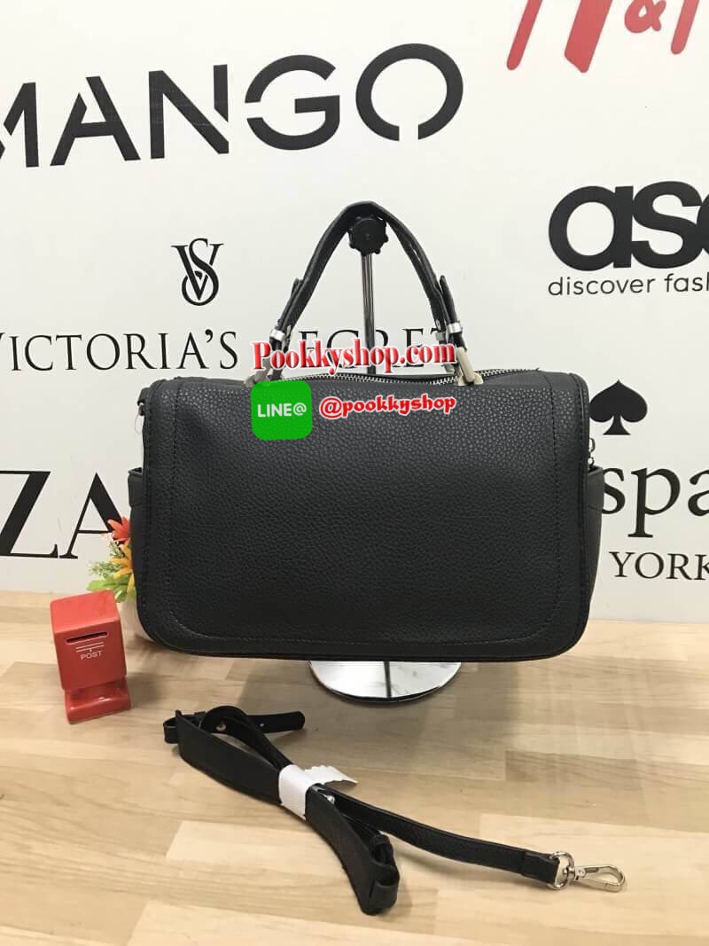 Best seller!!!ZARA SQUARE BOWLING BAG กระเป๋าสะพาย ZARA หนังเเกะเทียมนิ่ม ทรงหมอน มาพร้อมสายสะพายยาว104cm ปรับสายได้ด้วยหมุด3ระดับ ถอดสายได้ หูจับสูง13cmปรับได้ อะไหล่เงิน ภายในมีช่องเล็กหลายช่อง ด้านข้างๆสีทูโทนสามารถใส่ของได้ทั้ง2ด้าน จุได้เยอะ ใช้งานได