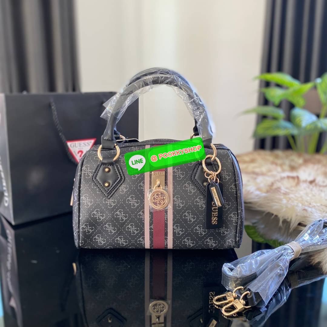 GUESS JENSEN BOX SATCHEL กระเป๋าทรงหมอน ประดับพวงกุญแจโลโก้แบรนด์ด้านหน้ากระเป๋า มีหมุดรองฐานตั้งอยู่ทรง มาพร้อมกับสายสะพายยาวปรับระดับได้ ภายในซับในตราแบรนด์อย่างดี รุ่นนี้สวยงามมากค่ะ สินค้าถ่ายจากงานจริง ใครได้ไปรับรองไม่ผิดหวัง❤️