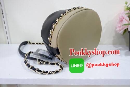 lyn จีบรุ่นใหม่คือสวยงามมาก หนังนิ่มคือดีงามมากจ้า ทรงก้อสวยน่ารักเว่อๆ ช่องด้านในมีช่องซิป และช่องใส่ของ สายยาวเป็นหนังคล้องโซ่ เข้าครบ 3 สีดีงาม