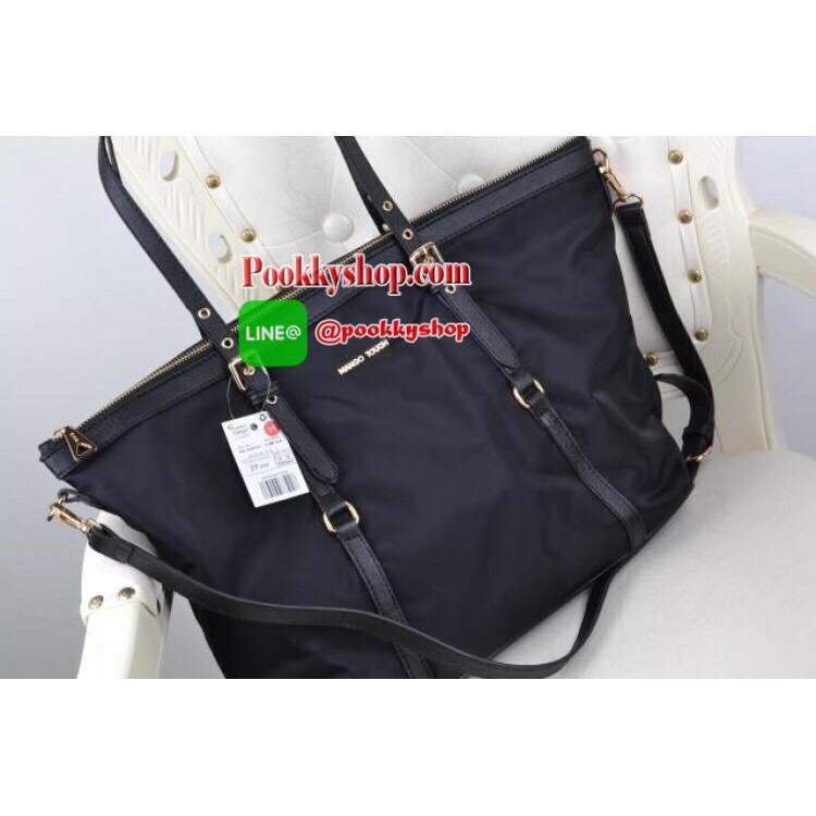 กระเป๋าทรงเท่ห์ สีดำ ยี่ห้อ MANGO คล้าย PRADA วัสดุทำด้วยผ้าร่ม น่าใช้ ขอบและสายกระเป๋าเป็นหนัง saffiano อะไหล่สีทอง ตัดกันลงตัว ดูดีค่ะ ภายในมีช่องซิป 1 ช่อง ฐานแข็งเป็นทรง สายยาวถอดออก และปรับระดับได้ จุของได้เยอะเลยค่ะ เป็นสินค้าแบรนด์แท้ งาน Sale ค่ะ