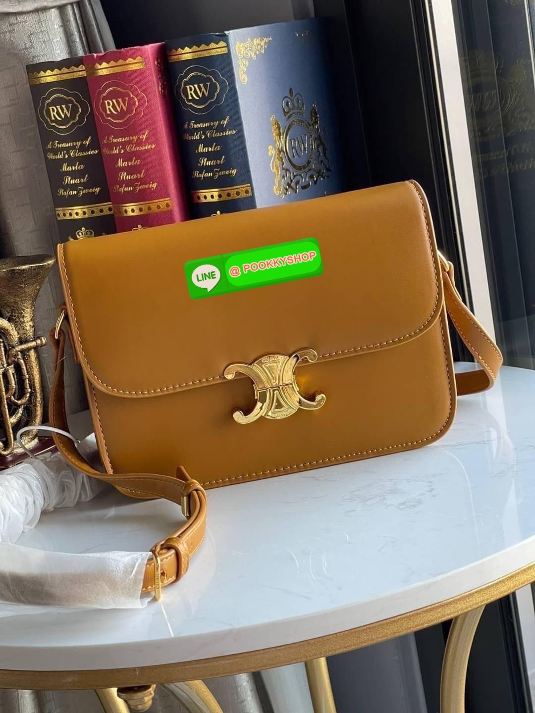 💕Celine MEDIUM TRIOMPHE BAG IN SHINY มีรูปทรงเป็นกล่องคล้ายกับกระเป๋า Classic Box แต่มีการออกแบบโลโก้ที่สะดุดตาแบบวินเทจ ด้วยดีไซน์ที่ดูโฉบเฉี่ยว แต่คงความคลาสสิคอย่างเต็มเปี่ยม ทำให้เป็นที่ดึงดูดความสนใจของสาวๆ สายสะพายสามารถปรับระดับได้ มีความคล