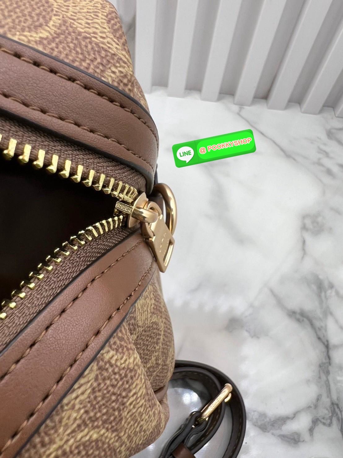 COACH ROWAN SATCHEL IN SIGNATURE CANVAS จุดเด่นของกระเป๋าทรงsatchel bag คือรูปทรงของกระเป๋าดูแข็งแรง มั่นคง ไม่เสียทรงง่าย มาพร้อมหูหิ้วที่ด้านบนของกระเป๋า ลายแคนวาสที่เป็นซิกเนเจอร์แบบเอกลักษณ์ ช่องใช้งานทุ้งภายในและภายนอก นอกจากนี้ กระเป๋าประเภทนี้ยังมี