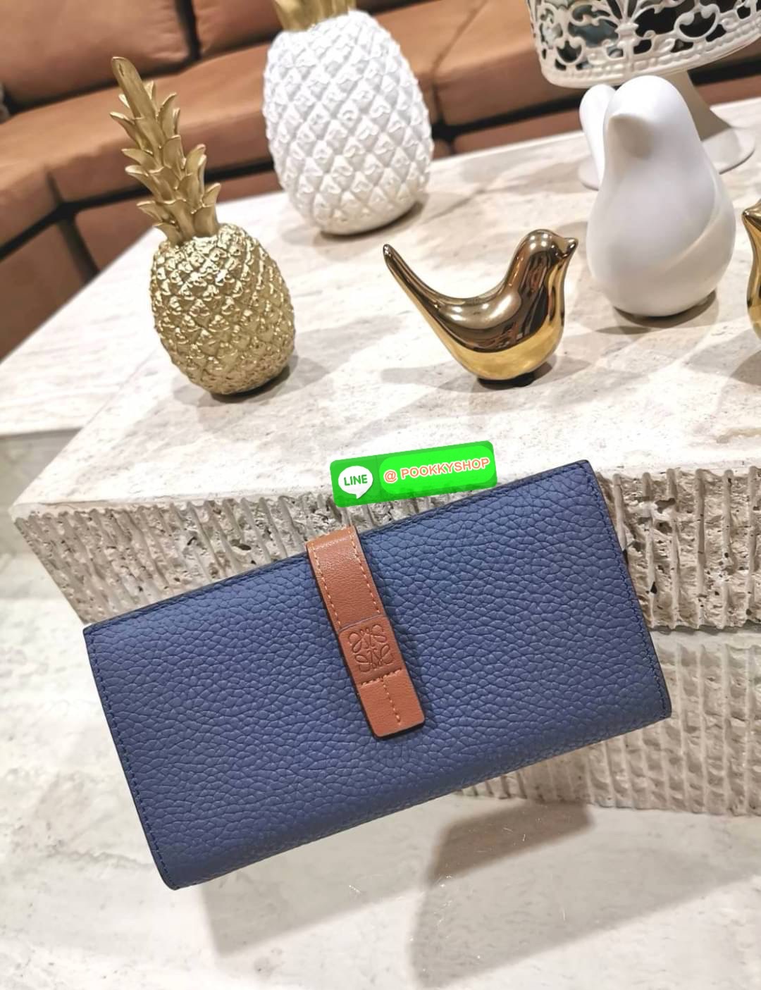✴️Don't Miss!✴️NEW! LOEWE LONG WALLET BAG VIP GIFT WITH PURCHASE-GWP กระเป๋าพรีเมี่ยมกิ๊ฟ Limited จาก LOEWE DUTYFREE COUNTER วัสดุหนังแท้เทคเจอร์สวยอยู่ทรงปั้มโลโก้แบรนด์ด้านหน้าเปิดปิดด้วยกระดุม ภายในมีช่องใส่ธนบัตรหลายช่อง ช่องหลักสาม