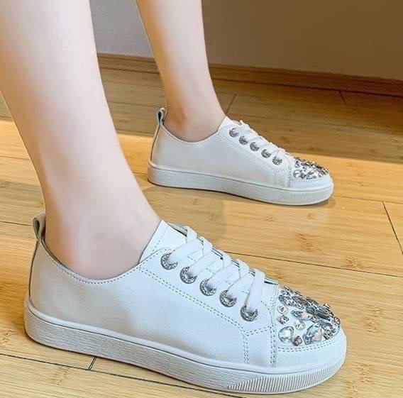 𝙉𝙀𝙒 𝙉𝙀𝙒 ‼️ ____________________$ รองเท้าผ้าใบสไตล์เกาหลีสีขาวความเก๋ของรุ่นนี้ตรงด้านหน้าติดเพชรระยิบระยับที่สุดเล่นไฟมาก รุ่นนี้ใส่แมทช์กับชุดไหนก็เริ่ดรองเท้านิ่มใส่สบายผ้าใบที่ไม่ธรรมดา สาวๆจะพลาดไม่ได้น๊