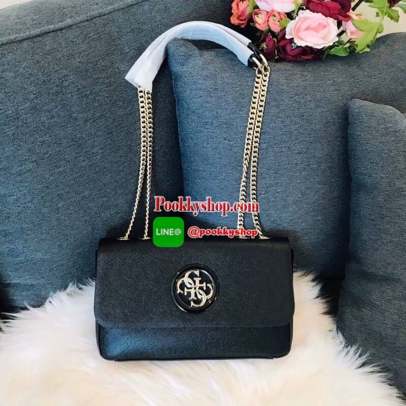 Guess Open Road Crossbody bag กระเป๋าสะพายข้างรุ่นใหม่ชนช้อปจากGuess สะพายได้ทั้งสายคู่และสายเดี่ยวในสไตล์ครอสบอดีร์ก็ได้ สายสะพายโซ่ต่อหนังไม่เจ็บบ่า วัสดุหนังsynthetic เปิดปิดด้วยกระดุมแม่เหล็ก2ตำแหน่ง ภายในใช้งานหลัก ช่องมือถือ และช่องซิป ใส่มินิไอแพค/