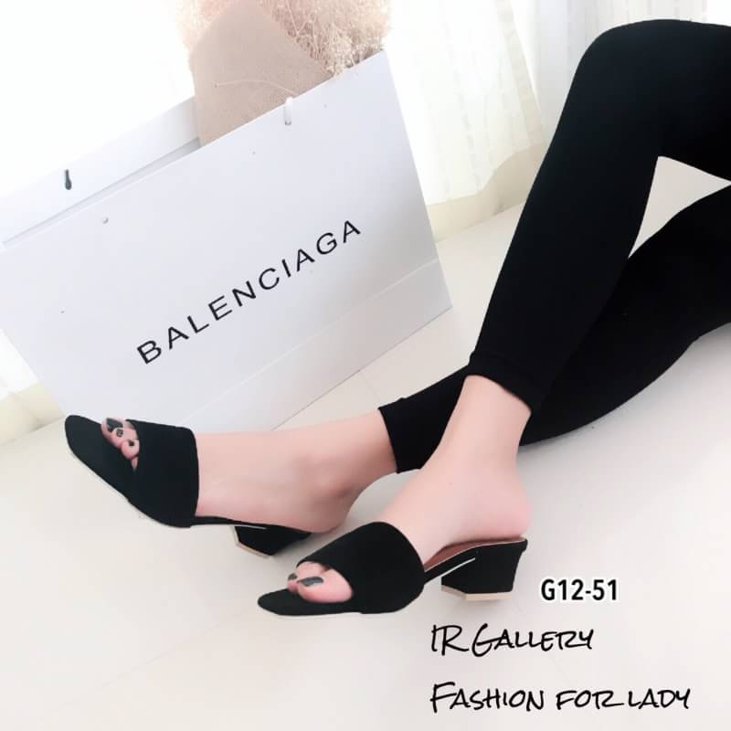 แบบขายดี!!! พร้อมส่ง ดีเทลการแต่งโทนสีเบสิคถือเป็นไอเท็มธรรมดาๆแต่ทำให้ดูลุคมินิมอลไปอีกระดับ เช่นเดียวกับรองเท้าคุ่สวยคู่นี้รองเท้าแตะลำลองวัสดุหนังกำมะหยี่คุณภาพดีแบบสวม ส้นเหลี่ยมสูง 1.6 นิ้ว จะหยิบมาใส่เมื่อไหร่ก็ดูสวยเก๋ไม่เบาเลยทีเดียว