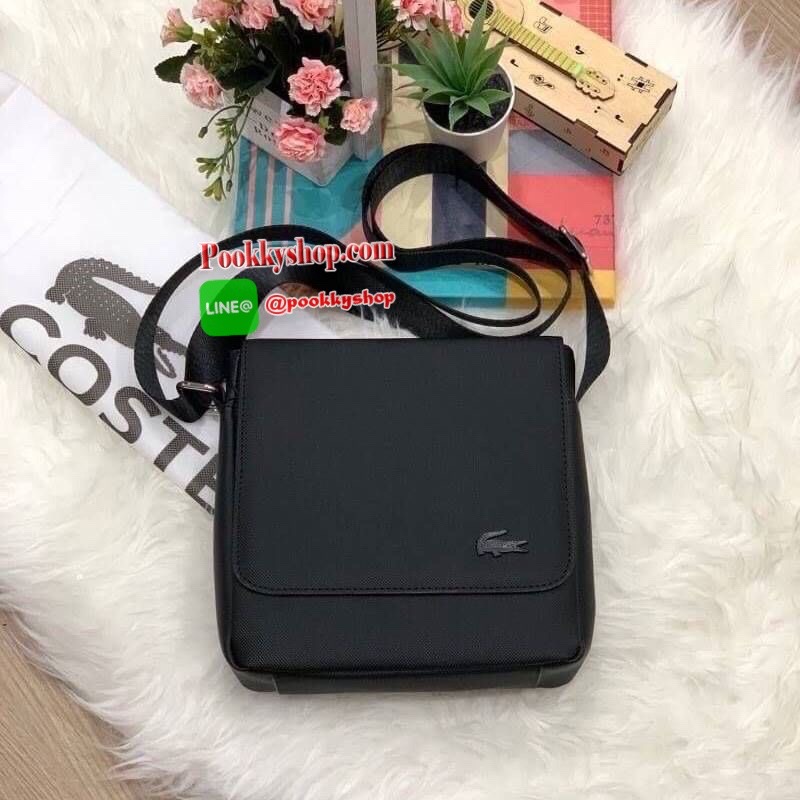 ลาคอส Classic Flap Crossover Bag จากแบรนด์ดัง หนังสวยงามตามแบบฉบับของแบรนด์ ด้านหน้ามีสัญลักษณ์จรเข้เป็นโลโก้แบรนด์ เปิดปิดด้วยกระดุมแม่เหล็ก ภายในมีช่องใส่ของเป็นสัดส่วน ขนาดกำลังดี ใส่ มินิipad , กระเป๋าสตาค์ยาวได้ สายสะพายยาวมปรับความยาวได้ฟร