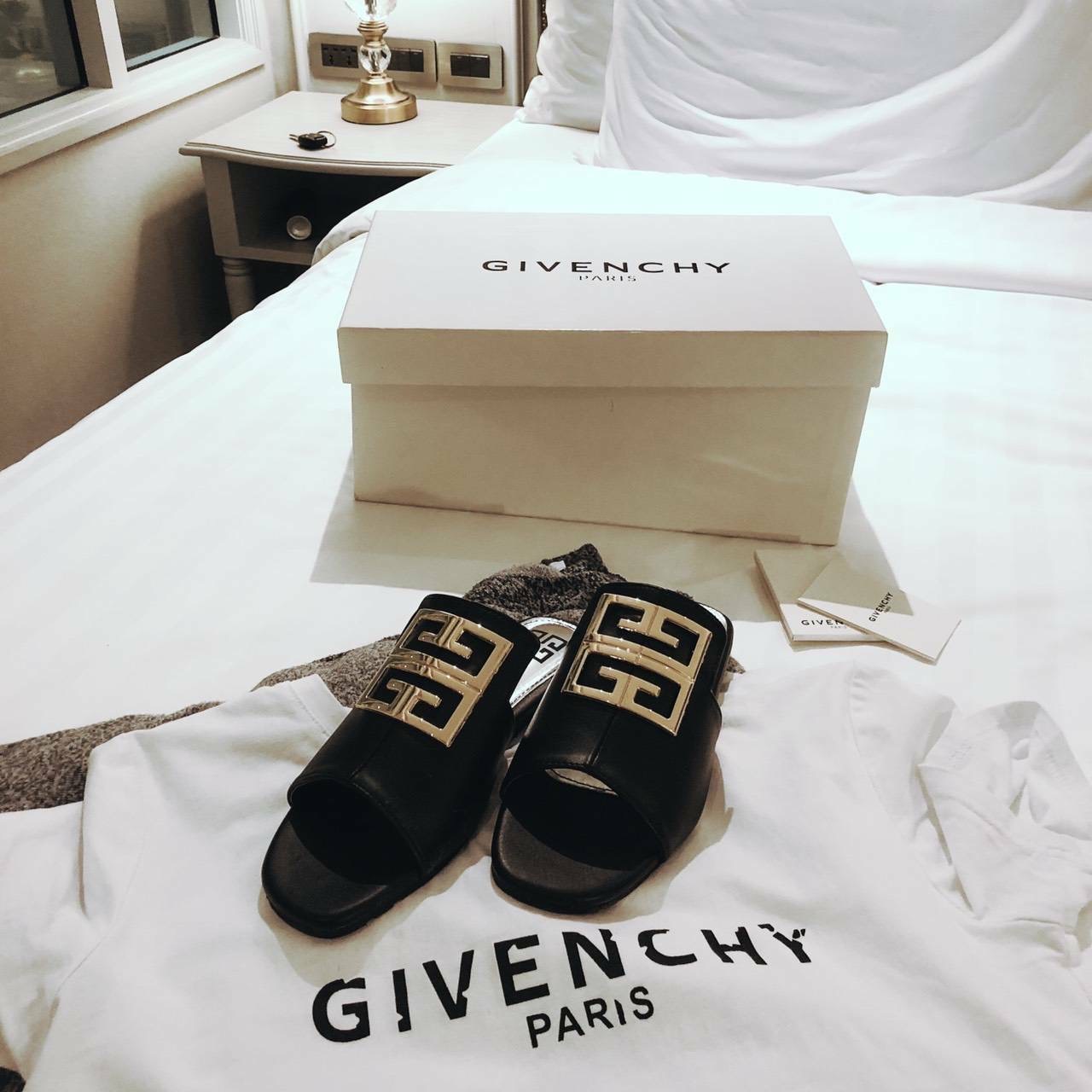พร้อมส่ง ฮอตๆๆๆ เลยคะ ตัวนี้ เพิ่งมาคะ แตะ givenchy ตัวใหม่ล่าสุด รองเท้าแตะหน้าสวม หนังนิ่ม ทรงสวยมาก เก็บหน้าเท้าได้ดี สาวหน้าเท้ากว้างใส่ได้จ้า *งานปั้มแบรนด์ กล่องเรียบน๊า
