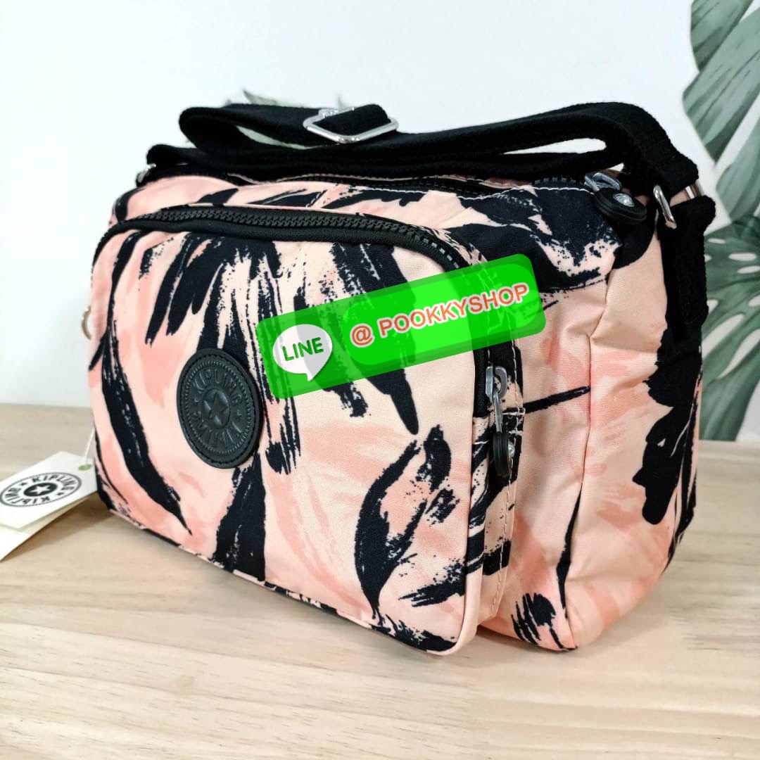 KIPLING RETH CROSSBODY BAG วัสดุ Nylon+polyester กระเป๋าสะพายข้างหรือ สะพาย Crossbody ได้ เปิด-ปิด ด้วยซิปปั๊มแบรนด์ที่หางซิป พร้อมช่องช่องหน้าแยกใส่ของใช้เล็กๆ น้อยๆ ได้ ช่องหลัก 2 ช่อง ด้านในโล่งกว้าง สามารถจุสัมภาระได้เยอะ มีช่องซิปด้านในและสายคล้องพวง