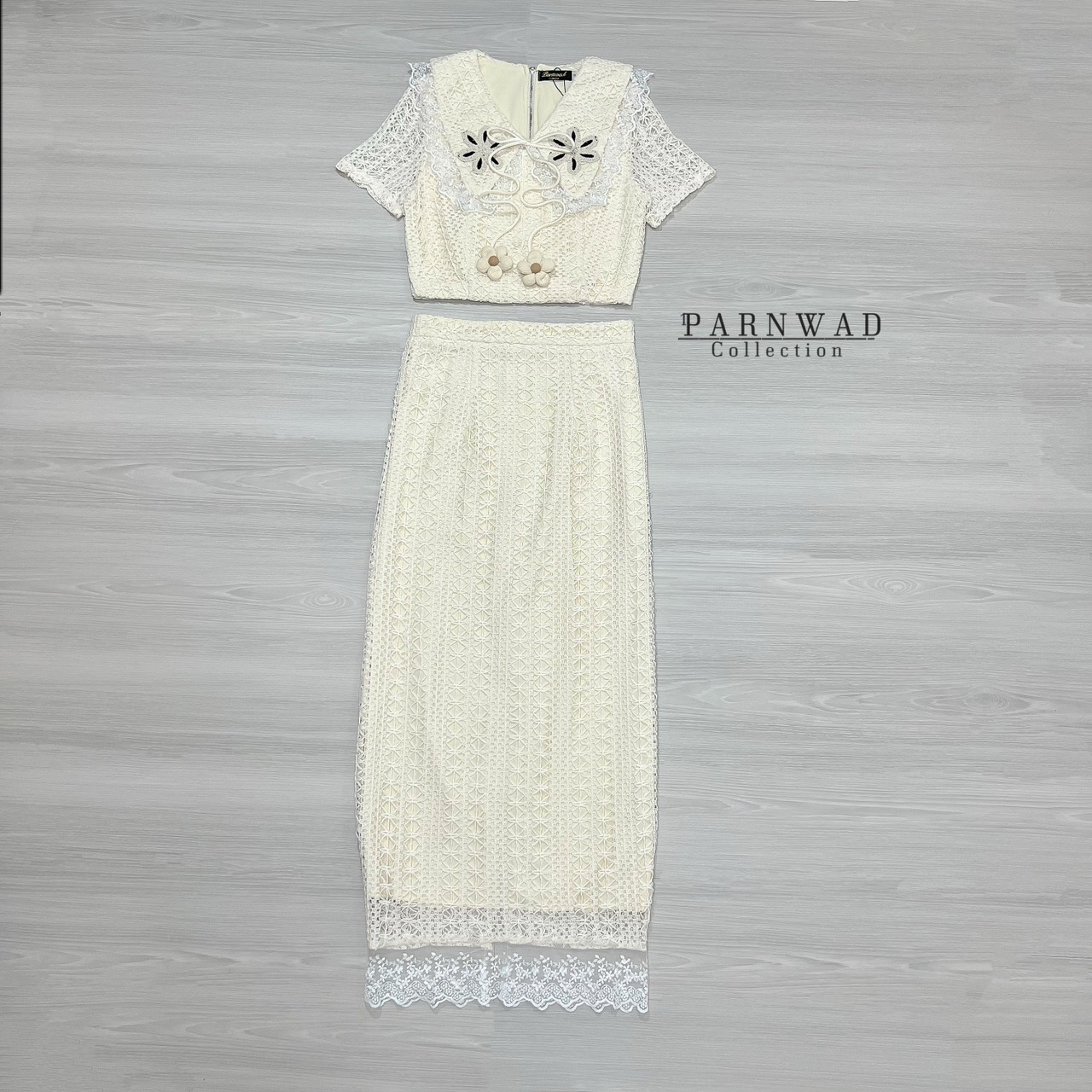 ชุดเซทแฟชั่น Set เสื้อคอปกแต่งคอด้วยดอกไม้ถักน่ารักๆ ผูกโบว์ลูกตุ้มดอกไม้ มาพร้อมกับกระโปรงยาวเอวสูง