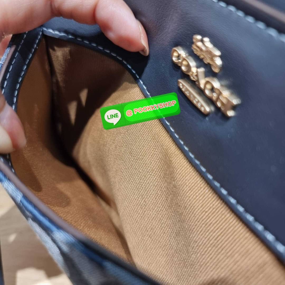 COACH CH503 MINI DARCIE CARRYALL IN BLOCKED SIGNATURE CANVAS คอลเลคชั่นใหม่ กระเป๋าสะพายทรงถัง ไซส์มินิ ดีไซน์ออกมาดูหรูมาก วัสดุหนังแคนวาสเคลือบผิว สวย คลาสสิค มาพร้อมสายสะพายข้างและหูหิ้วในตัว ถอดออกถือคล้องแขนเก๋ๆ หรูๆยังได้ ภายในเป็นช่องโล่ง แบ่งสัดส่